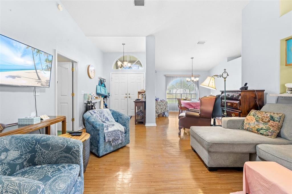На продажу: $379,900 (3 спален, 2 ванн, 1806 Квадратных фут)