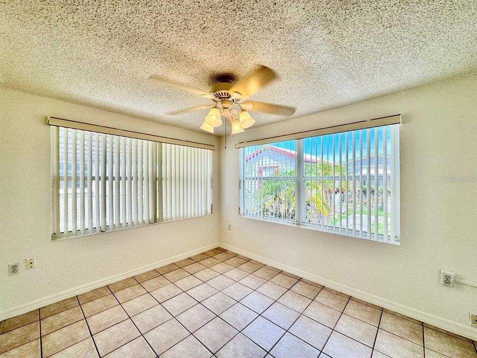 For Rent: $1,600 (2 beds, 1 baths, 990 Square Feet)