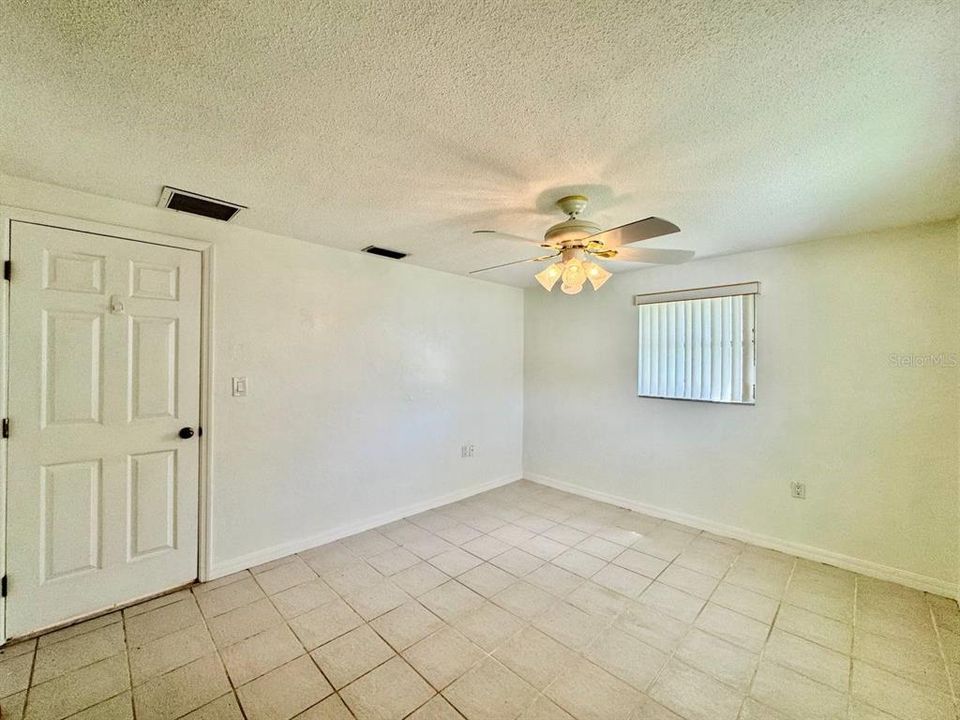 For Rent: $1,600 (2 beds, 1 baths, 990 Square Feet)