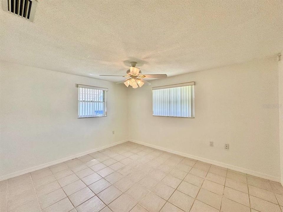 For Rent: $1,600 (2 beds, 1 baths, 990 Square Feet)