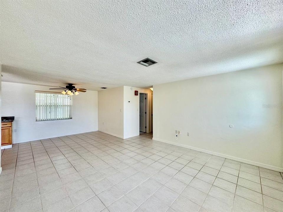 For Rent: $1,600 (2 beds, 1 baths, 990 Square Feet)