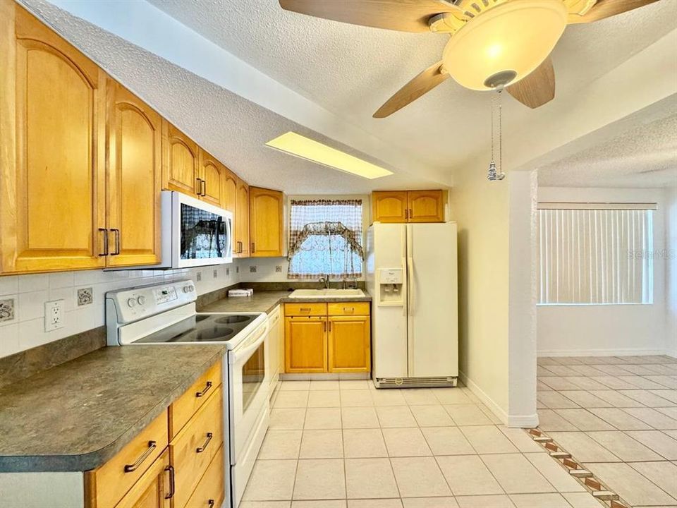 For Rent: $1,600 (2 beds, 1 baths, 990 Square Feet)