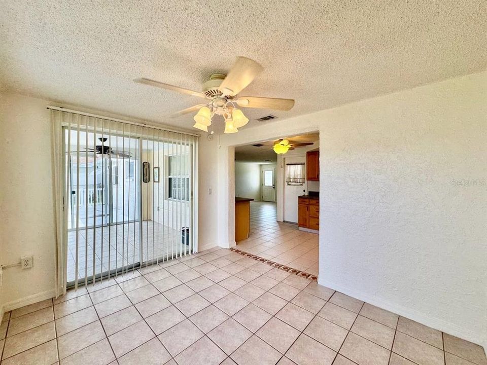 For Rent: $1,600 (2 beds, 1 baths, 990 Square Feet)