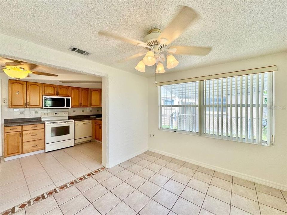 For Rent: $1,600 (2 beds, 1 baths, 990 Square Feet)