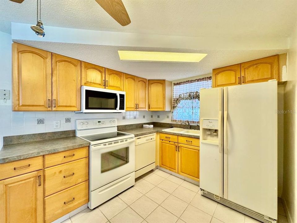 For Rent: $1,600 (2 beds, 1 baths, 990 Square Feet)