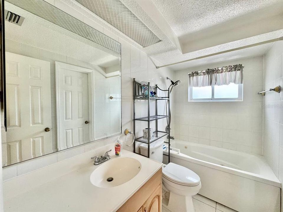 For Rent: $1,600 (2 beds, 1 baths, 990 Square Feet)