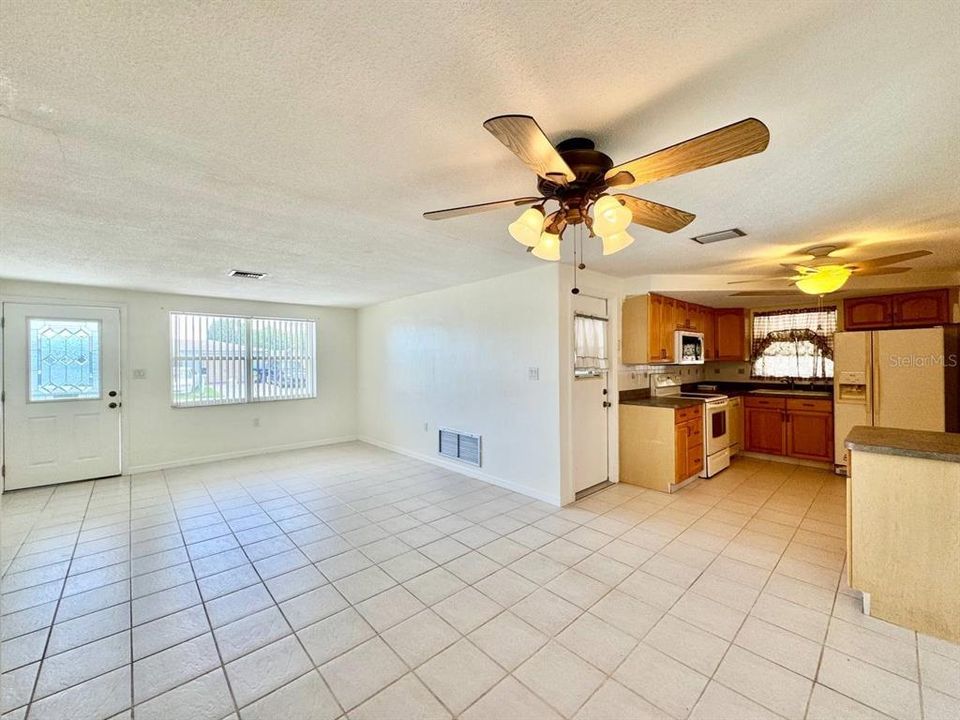 For Rent: $1,600 (2 beds, 1 baths, 990 Square Feet)