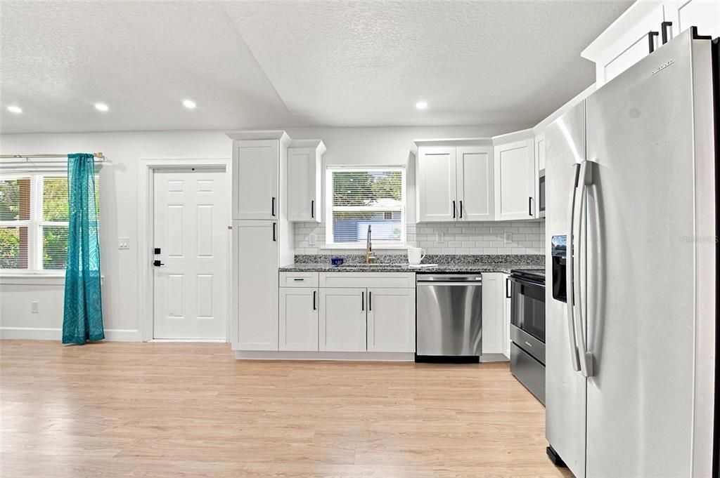 For Rent: $2,450 (3 beds, 2 baths, 925 Square Feet)