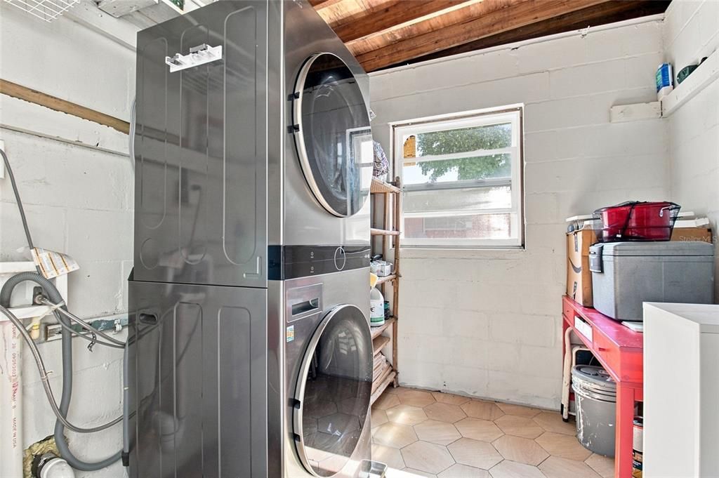 For Rent: $2,450 (3 beds, 2 baths, 925 Square Feet)