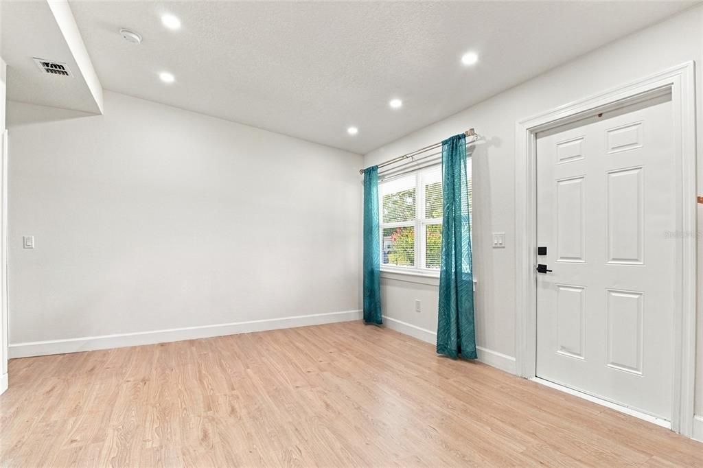 For Rent: $2,450 (3 beds, 2 baths, 925 Square Feet)