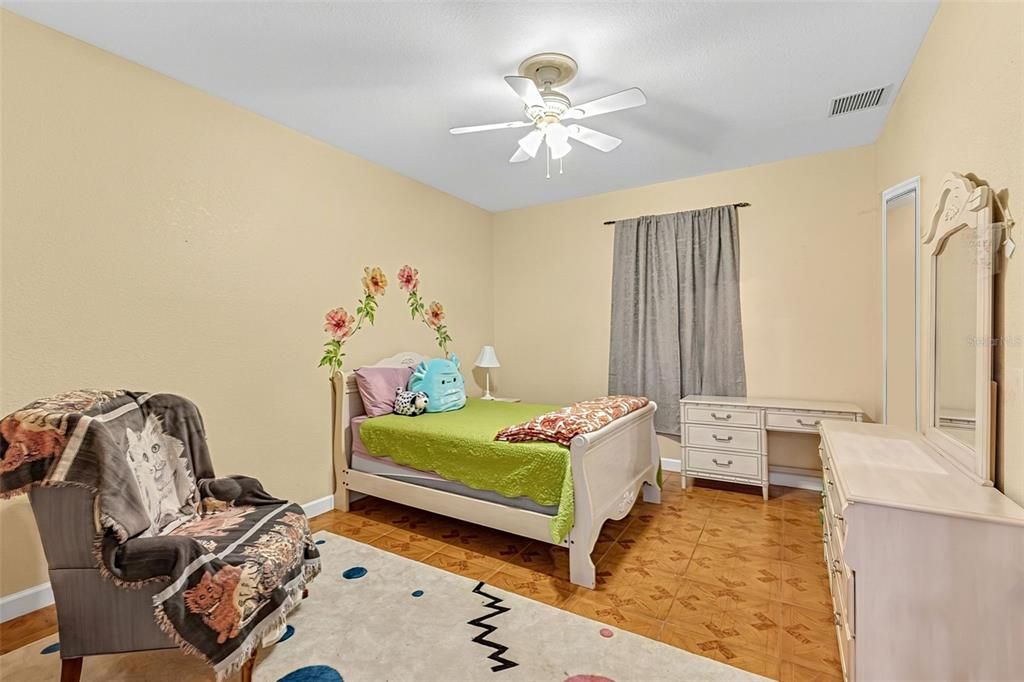 En Venta: $625,000 (4 camas, 3 baños, 2242 Pies cuadrados)