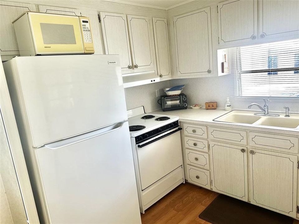 For Sale: $109,500 (2 beds, 1 baths, 944 Square Feet)