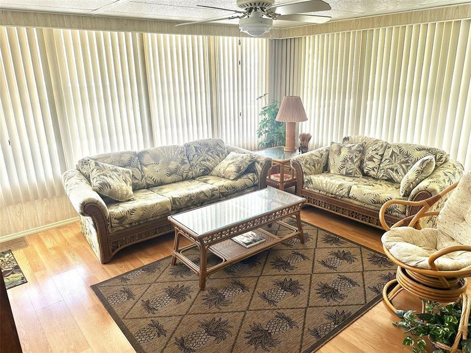 For Sale: $109,500 (2 beds, 1 baths, 944 Square Feet)