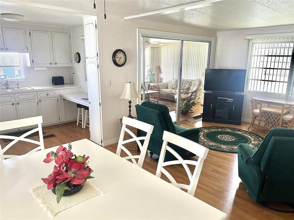 For Sale: $109,500 (2 beds, 1 baths, 944 Square Feet)