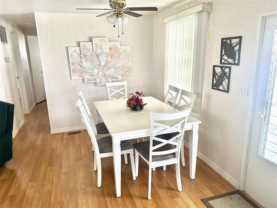 For Sale: $109,500 (2 beds, 1 baths, 944 Square Feet)