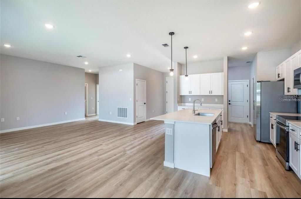 Activo con contrato: $377,900 (4 camas, 2 baños, 1873 Pies cuadrados)