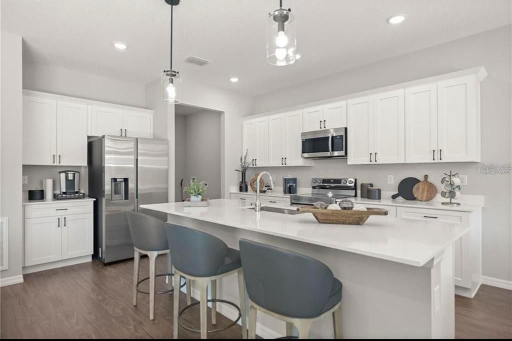 Activo con contrato: $377,900 (4 camas, 2 baños, 1873 Pies cuadrados)