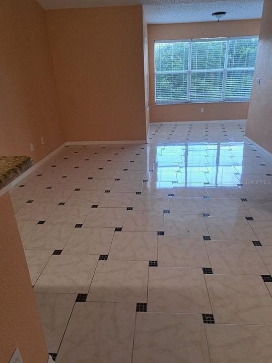 For Sale: $128,000 (1 beds, 1 baths, 711 Square Feet)