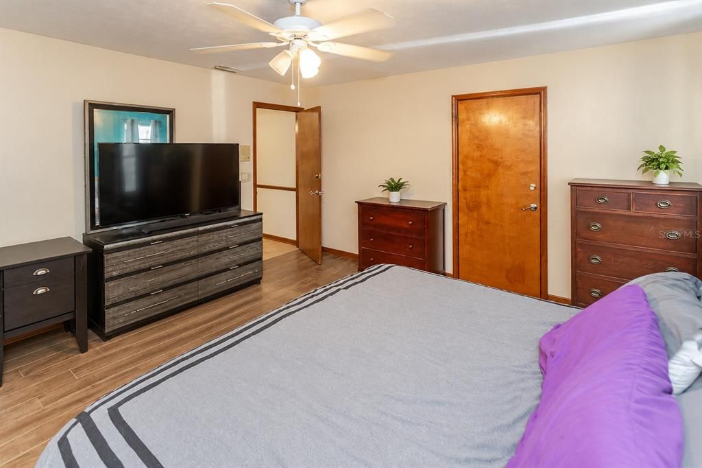 En Venta: $390,000 (3 camas, 3 baños, 2111 Pies cuadrados)