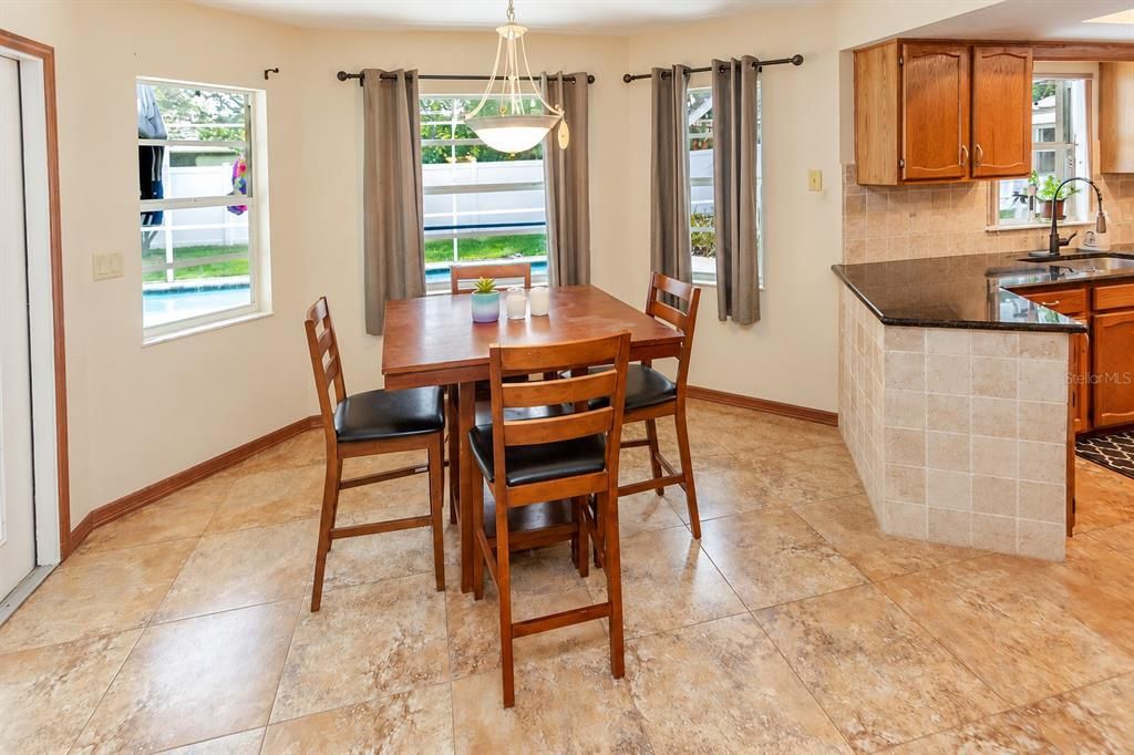 En Venta: $390,000 (3 camas, 3 baños, 2111 Pies cuadrados)
