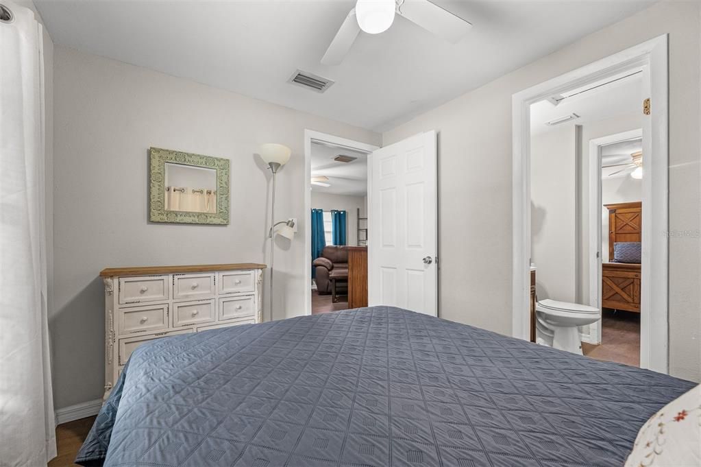 For Sale: $299,900 (3 beds, 2 baths, 1078 Square Feet)