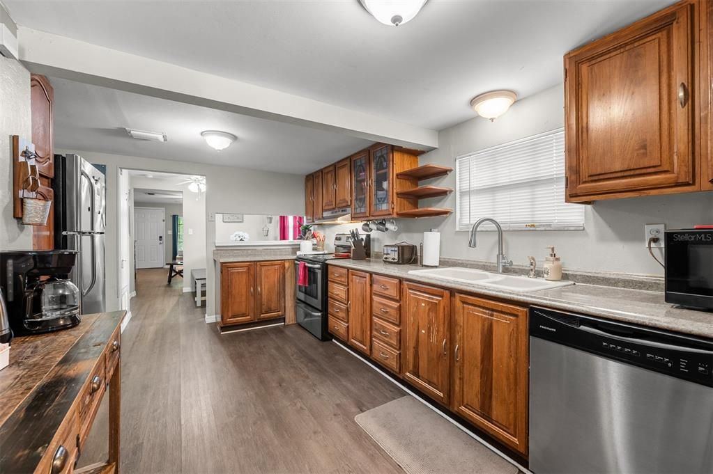 For Sale: $299,900 (3 beds, 2 baths, 1078 Square Feet)