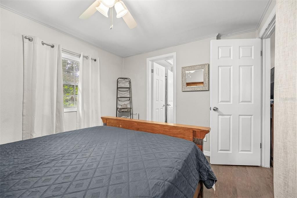 For Sale: $299,900 (3 beds, 2 baths, 1078 Square Feet)
