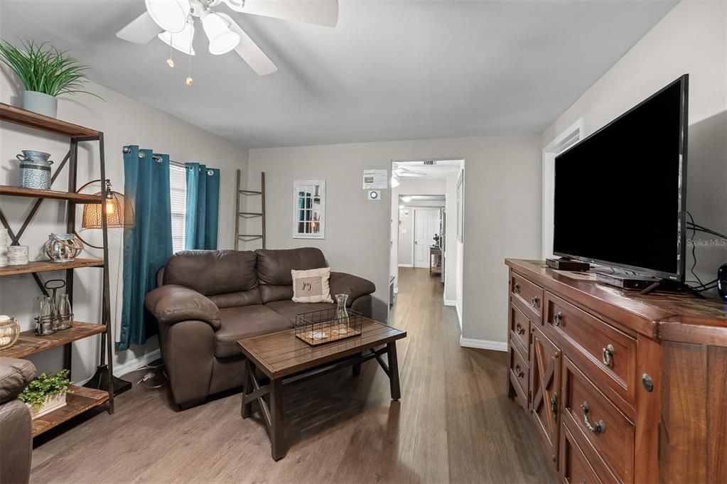 For Sale: $299,900 (3 beds, 2 baths, 1078 Square Feet)