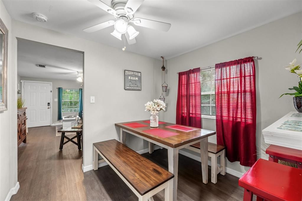 For Sale: $299,900 (3 beds, 2 baths, 1078 Square Feet)
