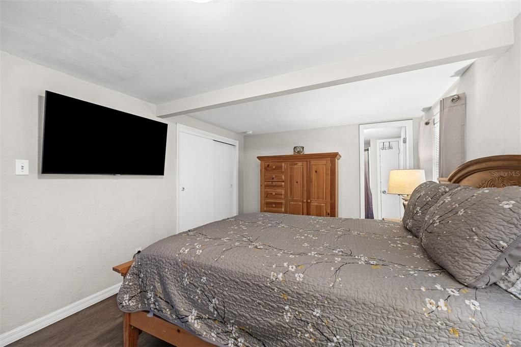 For Sale: $299,900 (3 beds, 2 baths, 1078 Square Feet)