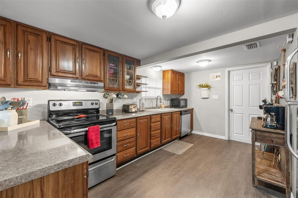 For Sale: $299,900 (3 beds, 2 baths, 1078 Square Feet)