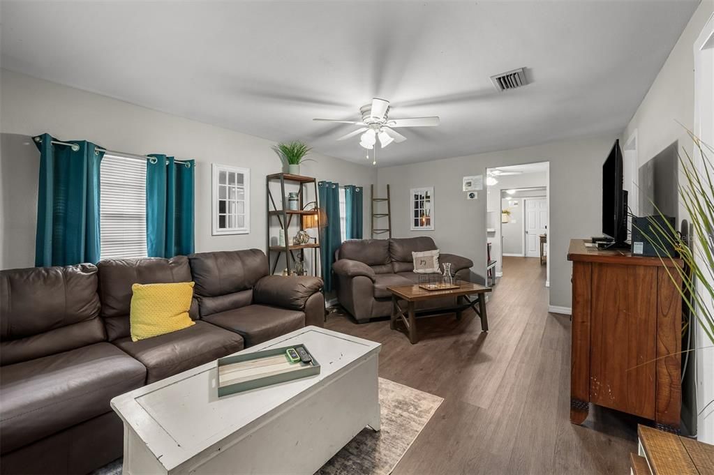 For Sale: $299,900 (3 beds, 2 baths, 1078 Square Feet)