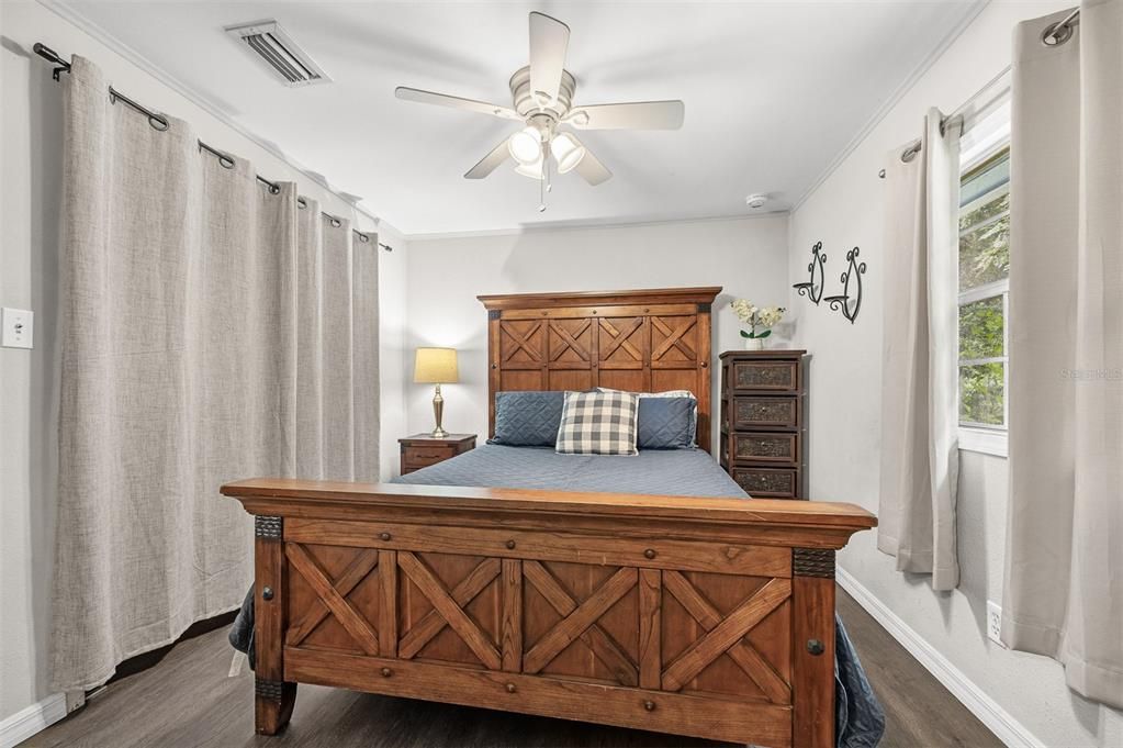 For Sale: $299,900 (3 beds, 2 baths, 1078 Square Feet)