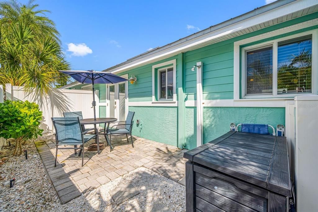 For Sale: $699,900 (2 beds, 1 baths, 700 Square Feet)