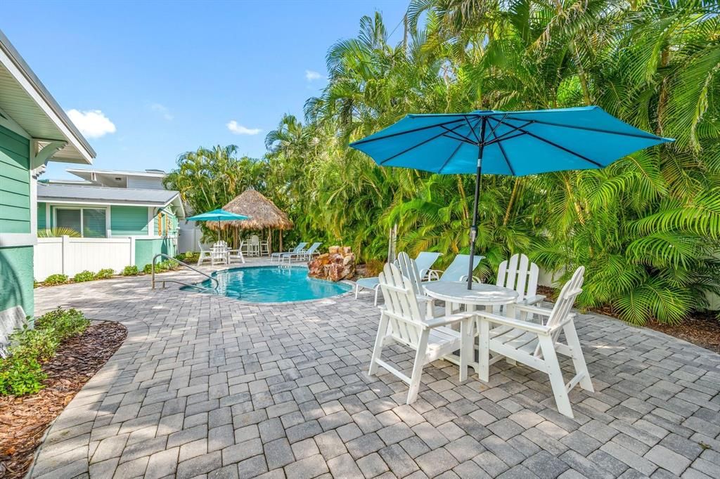 For Sale: $699,900 (2 beds, 1 baths, 700 Square Feet)