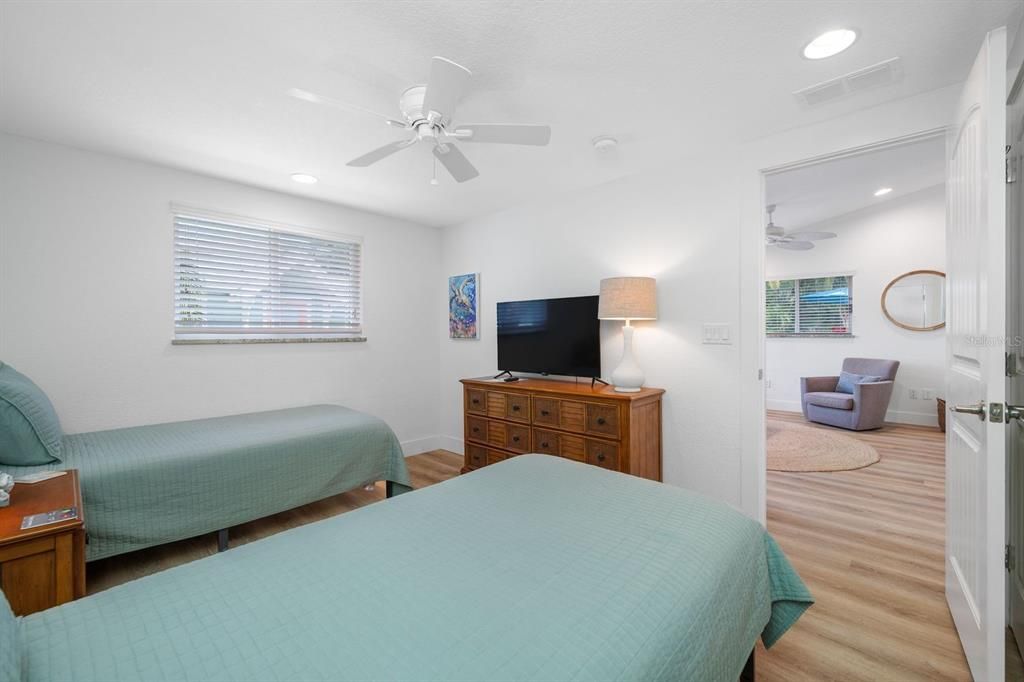 For Sale: $699,900 (2 beds, 1 baths, 700 Square Feet)