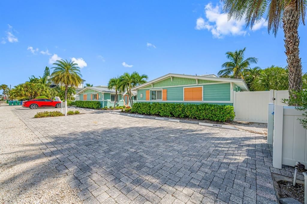 For Sale: $699,900 (2 beds, 1 baths, 700 Square Feet)