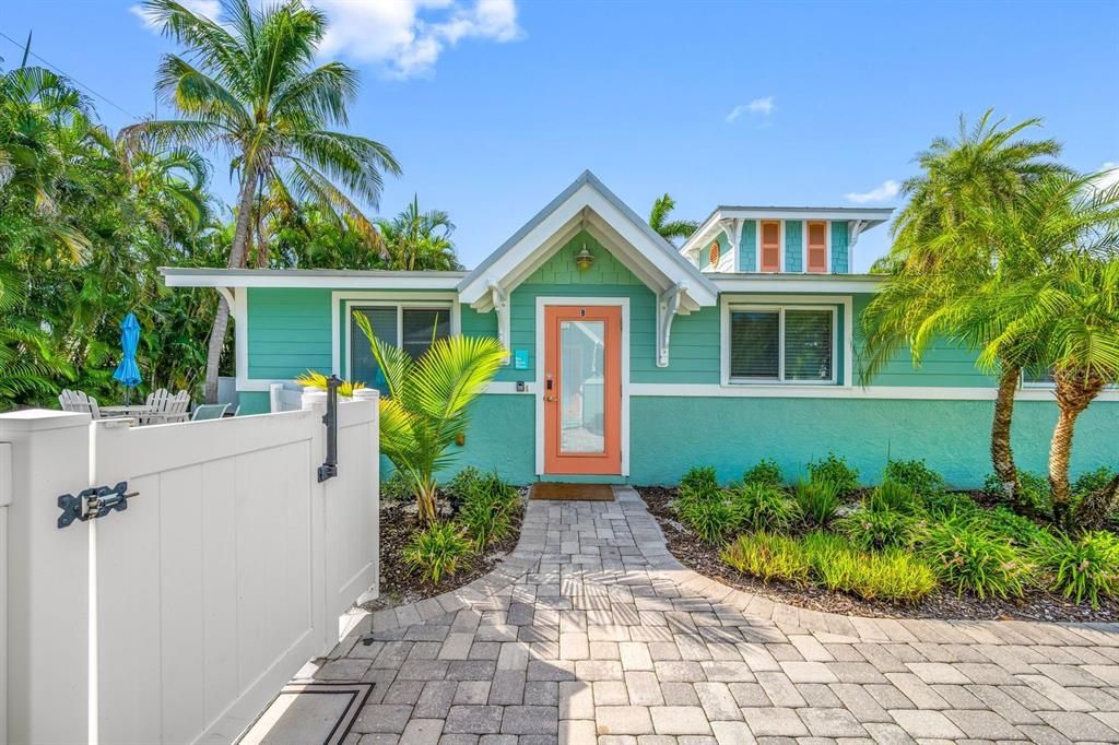 For Sale: $699,900 (2 beds, 1 baths, 700 Square Feet)