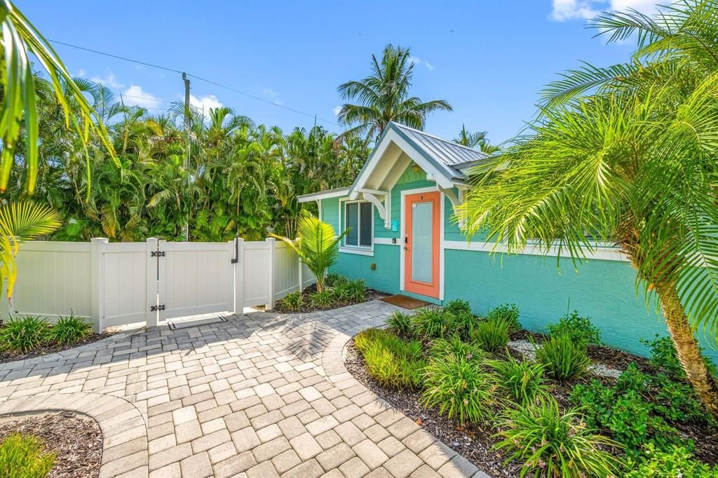 For Sale: $699,900 (2 beds, 1 baths, 700 Square Feet)