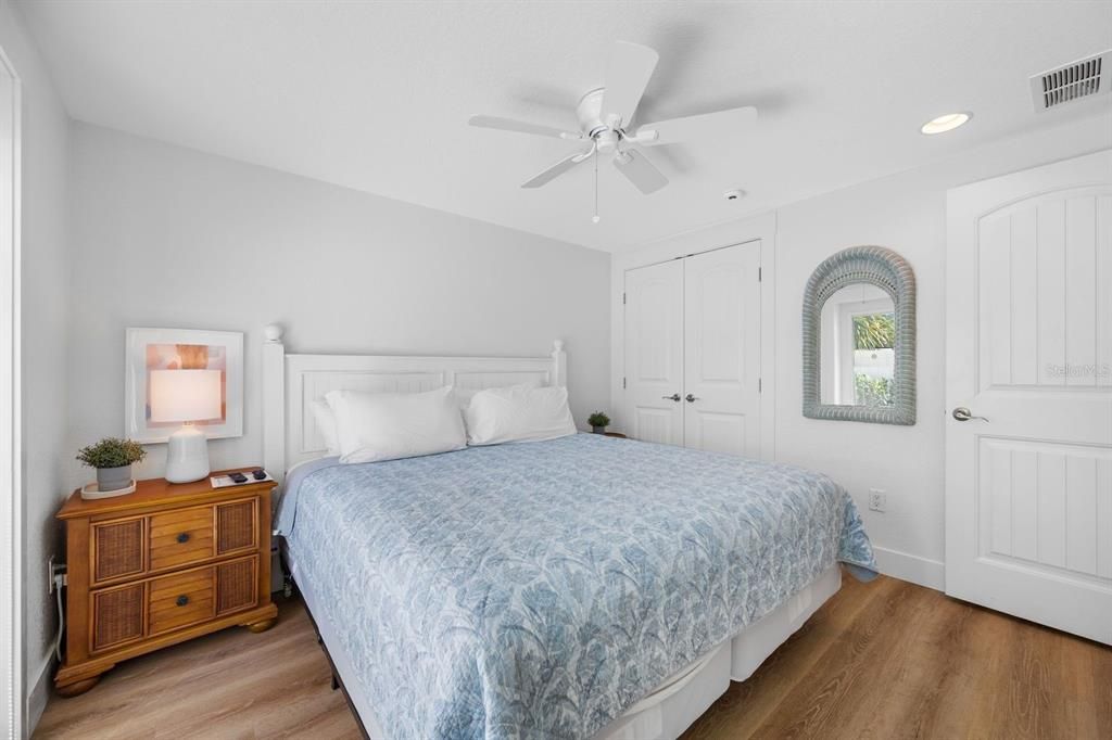 For Sale: $699,900 (2 beds, 1 baths, 700 Square Feet)