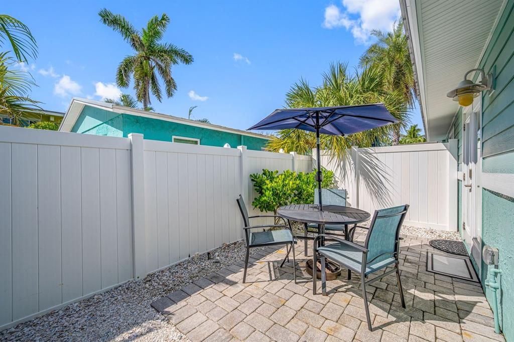 For Sale: $699,900 (2 beds, 1 baths, 700 Square Feet)