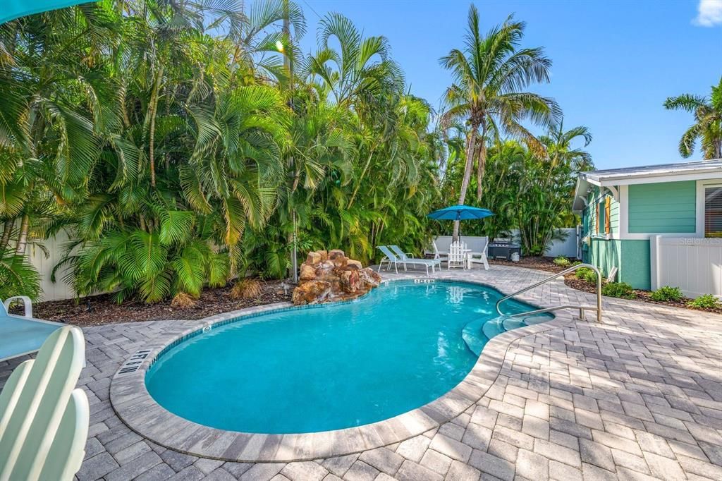 For Sale: $699,900 (2 beds, 1 baths, 700 Square Feet)