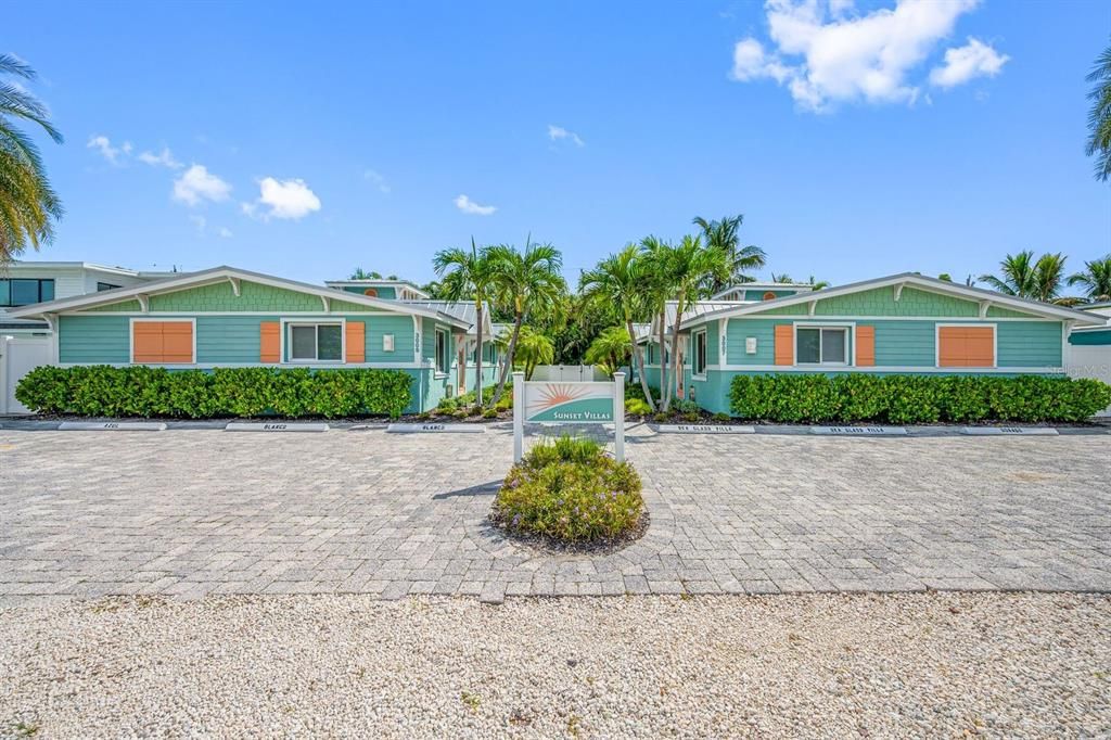 For Sale: $699,900 (2 beds, 1 baths, 700 Square Feet)