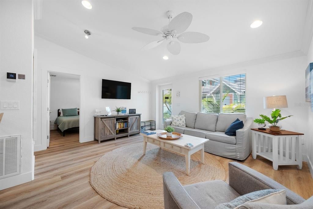 For Sale: $699,900 (2 beds, 1 baths, 700 Square Feet)