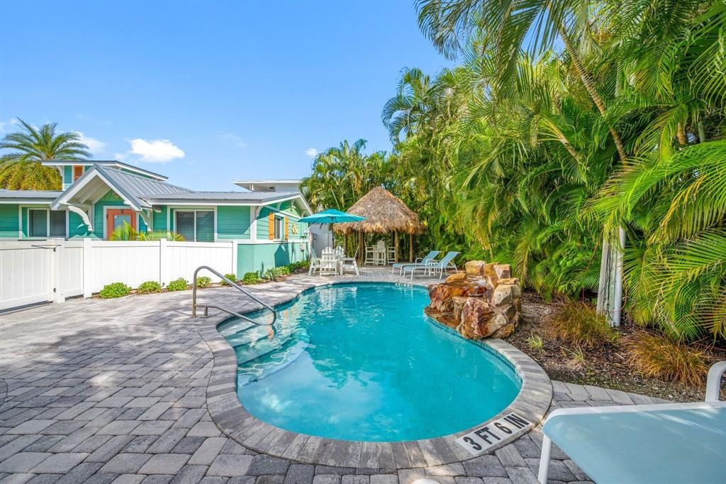 For Sale: $699,900 (2 beds, 1 baths, 700 Square Feet)
