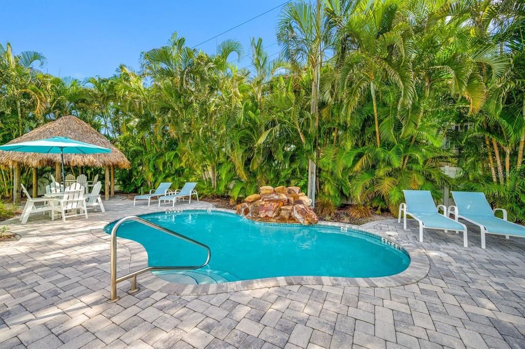 For Sale: $699,900 (2 beds, 1 baths, 700 Square Feet)