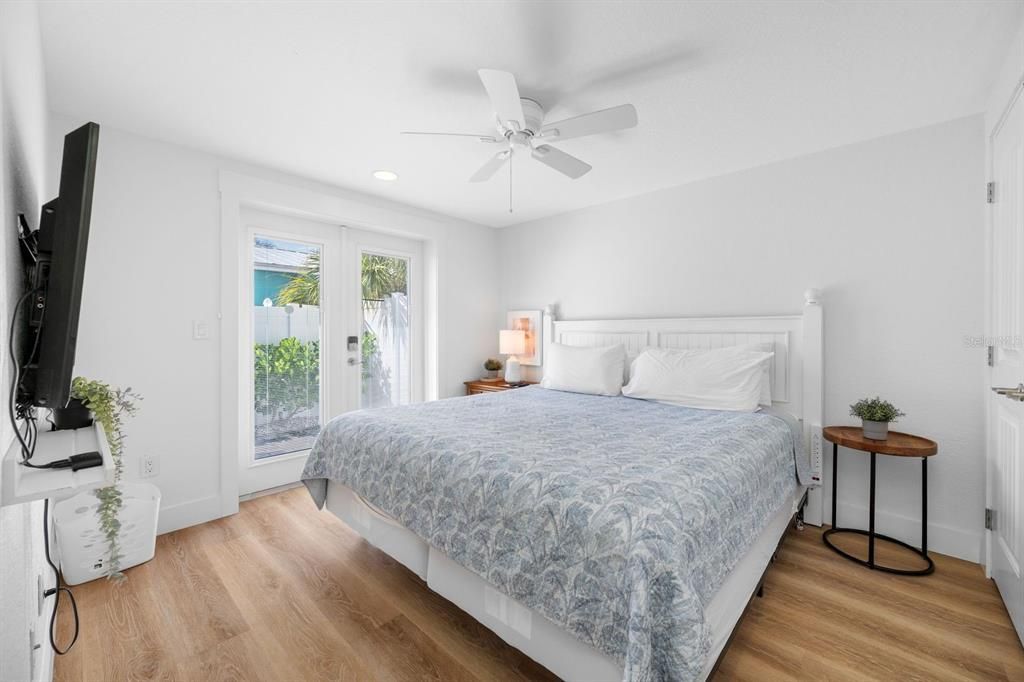 For Sale: $699,900 (2 beds, 1 baths, 700 Square Feet)