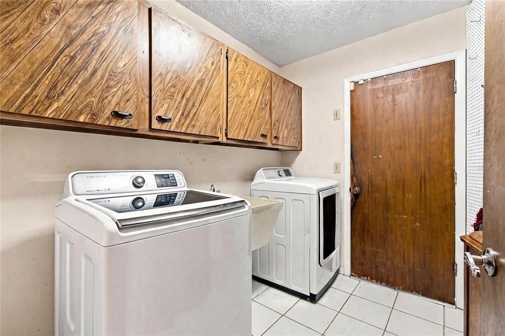 En Venta: $512,000 (4 camas, 2 baños, 2187 Pies cuadrados)