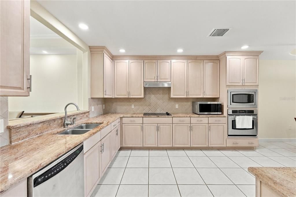 For Sale: $549,000 (2 beds, 2 baths, 2162 Square Feet)