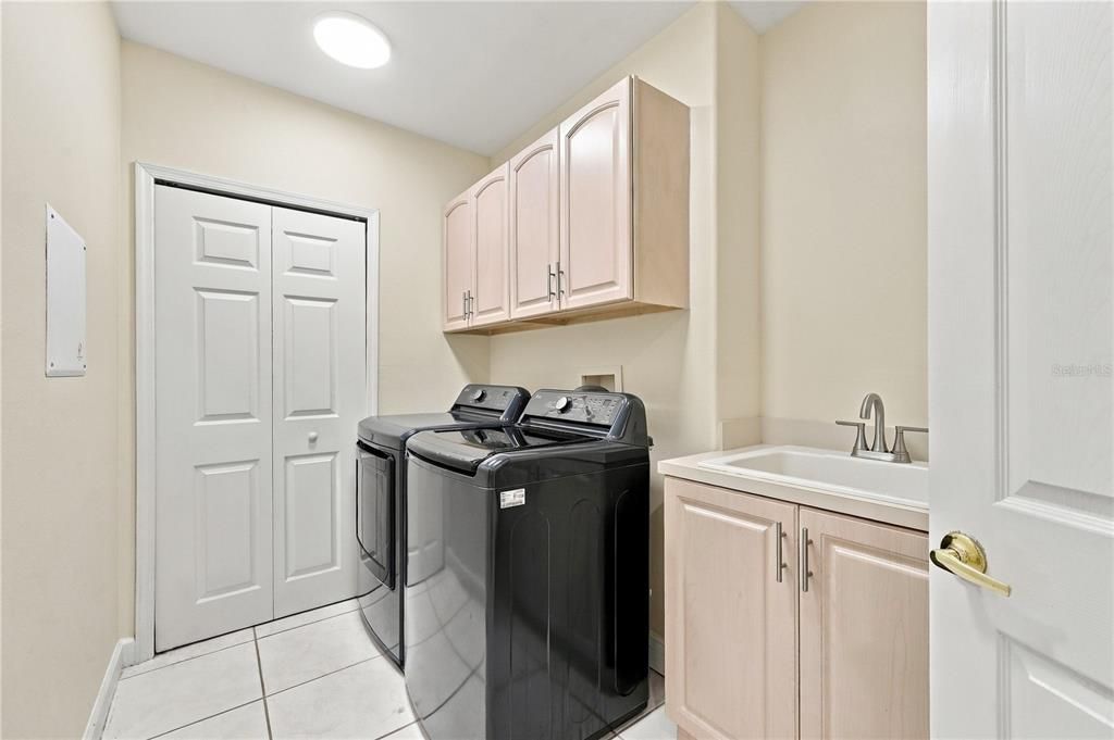 For Sale: $549,000 (2 beds, 2 baths, 2162 Square Feet)